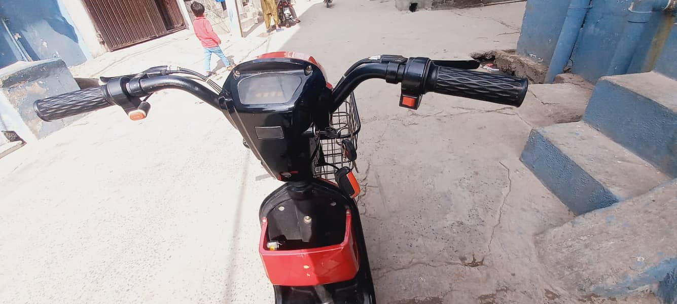 Scooty of YJ Future ,Model 2023, 1 year used 5