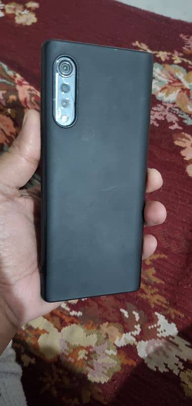 lg velvet only back break hai baki 10 x 10 hai. . 3