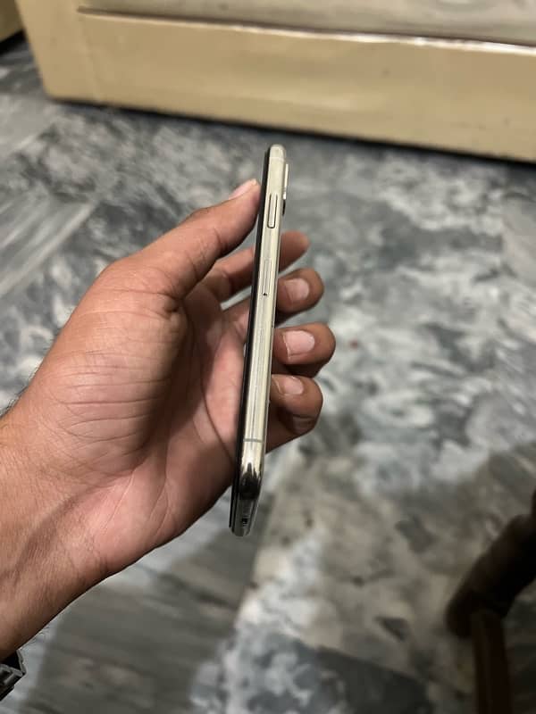 iphone X 64Gb NoN PTA achi condition hai mobile ki 4