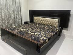 King sized bed with dressing table and side tables