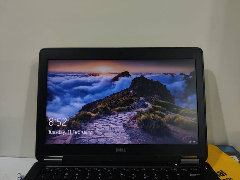 Dell Latitude E7250, Intel i5 with Charger 4