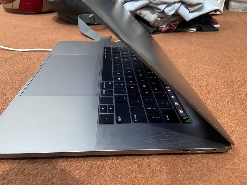 Mac Book pro in Good condition 2017 1