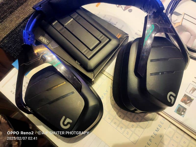 G935 WIRELESS 7.1 SURROUND LIGHTSYNC GAMING HEADSET With Stand 3