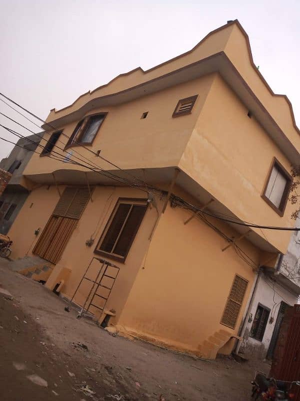 Corner house with huge shade 0