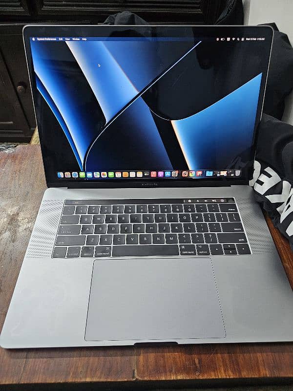 Macbook Pro 2017 15 inches 16/512gb 2gb gpu 2