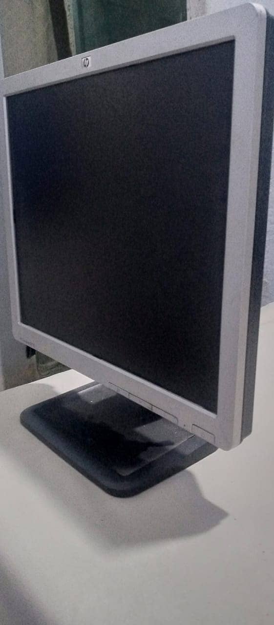 HP L1710 LCD Monitor 1