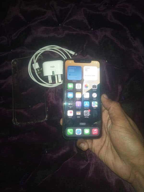 iphone 11 pro max 64gb factory unlock batery healt100 10/10 saff mobil 7