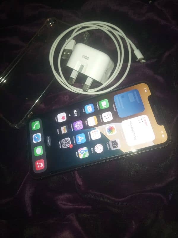 iphone 11 pro max 64gb factory unlock batery healt100 10/10 saff mobil 10