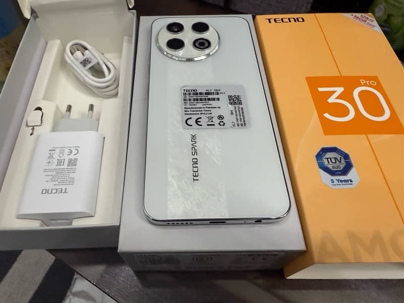 Tecno Spark 30 Pro white 2