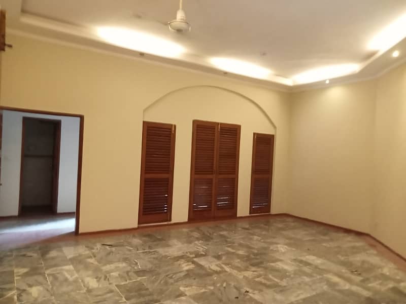 GENERATOR BACKUP,1 KANAL COMMERCIAL BUILDING FOR RENT NEAR MAIN BOULEVARD GULBERG LAHORE 4