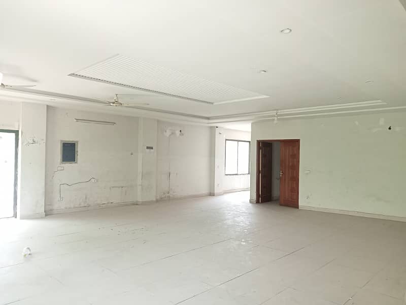 GENERATOR BACKUP,1 KANAL COMMERCIAL BUILDING FOR RENT NEAR MAIN BOULEVARD GULBERG LAHORE 23