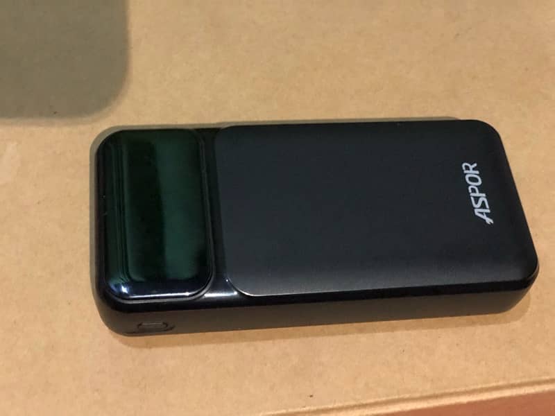 Quest 2 for sale with 20,000 mAh power bank 6