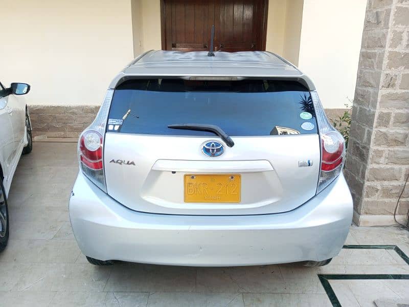 Toyota Aqua 2014/2017 Hybrid 1st Owner 100% Original in DHA Karachi 8