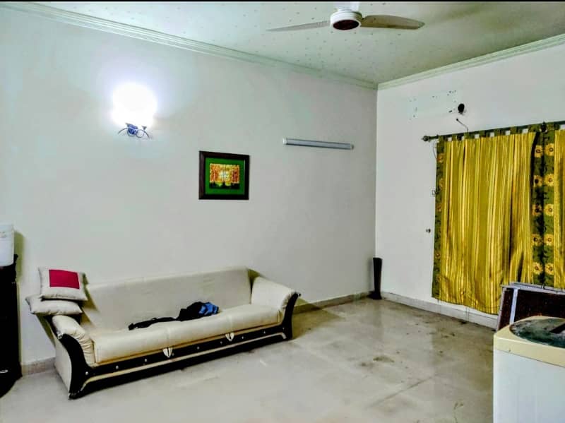 1 canal double story house 6 bed k sath neat n clean 11