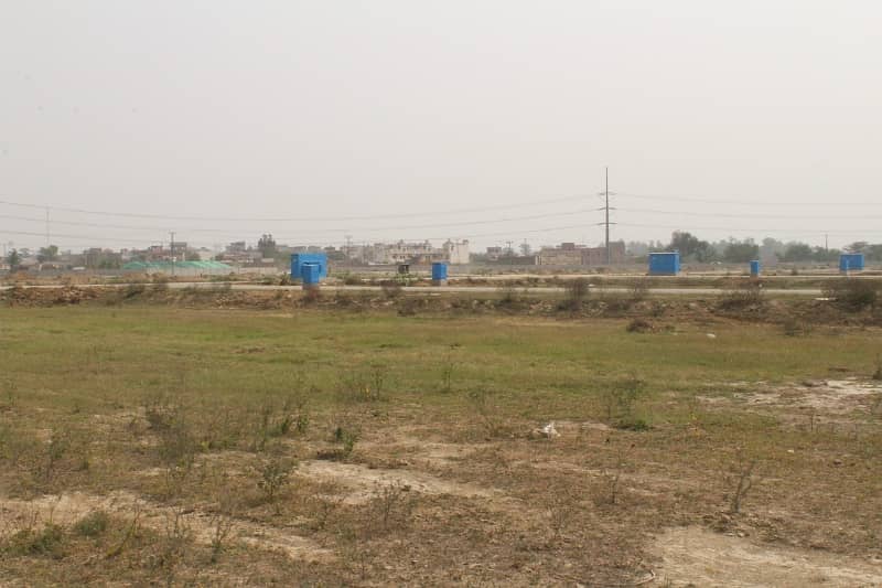 1 KANAL PLOT Q 818 CLOSE TO PARK POSSESSION PLOT 3