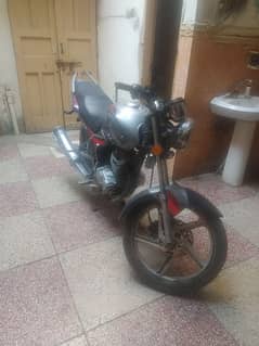 Ravi piaggio strom 125  model  2015