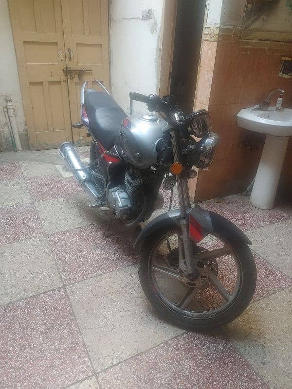 Ravi piaggio strom 125  model  2015 0