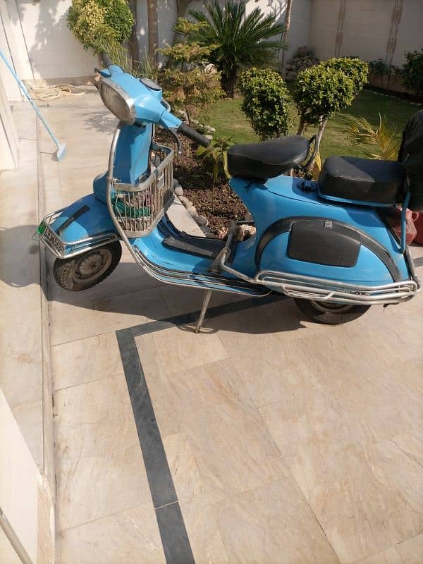 VESPA SCOOTER 2