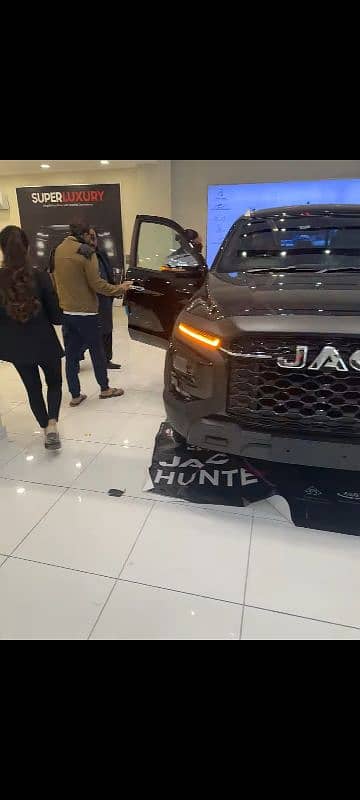 JAC T9 HUNTER BLACK WITH BROWN 1