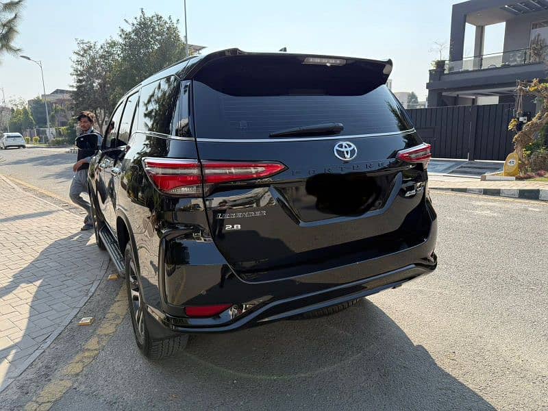 Toyota Fortuner Legender 2023 16