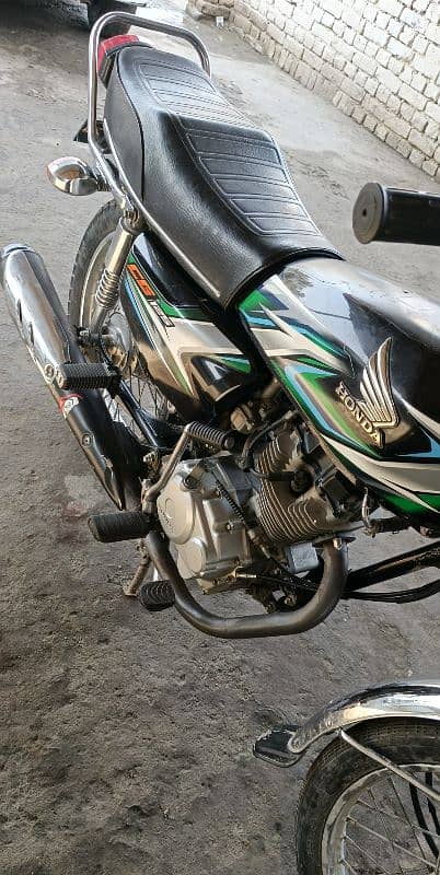 honda125. color black. condition ok. 2023 model pka 2