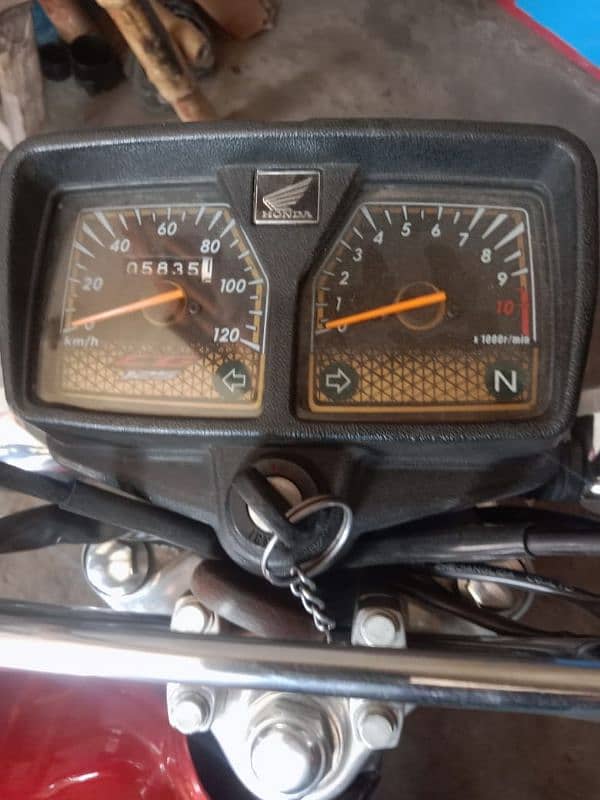 Honda 125 2024 model golden edition showroom condition 1