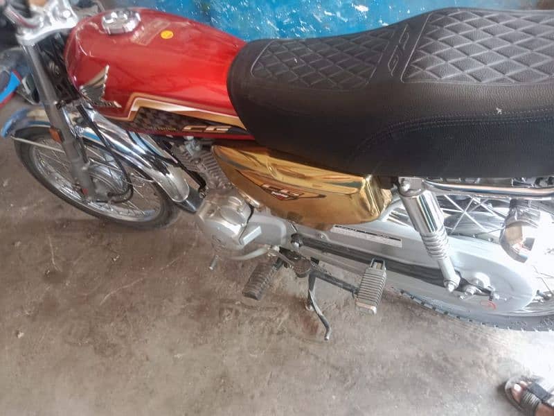 Honda 125 2024 model golden edition showroom condition 3