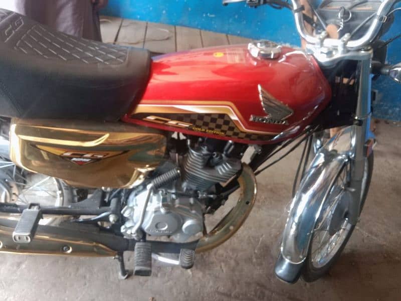 Honda 125 2024 model golden edition showroom condition 4