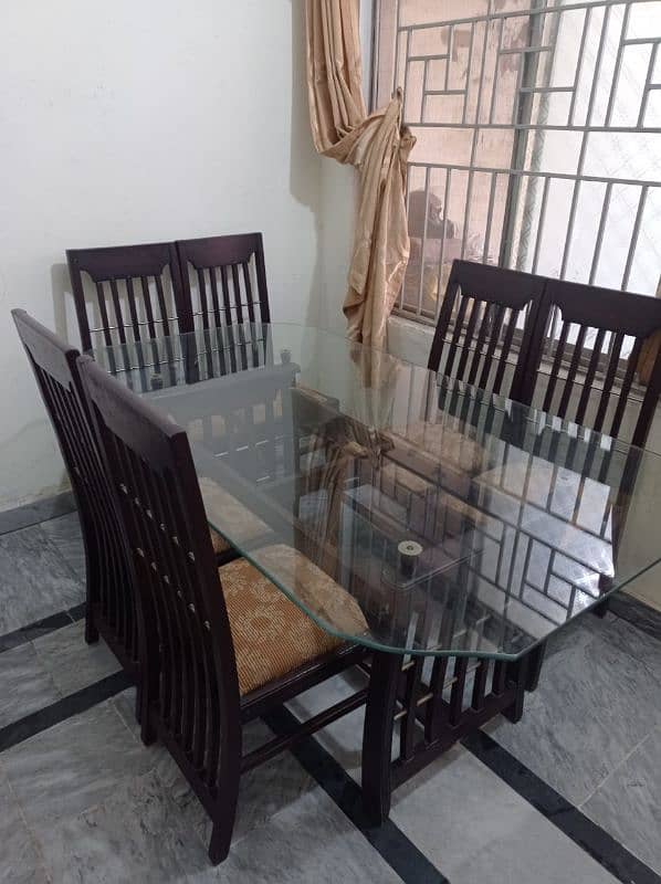 dinning table with 6 chairs. . . 0