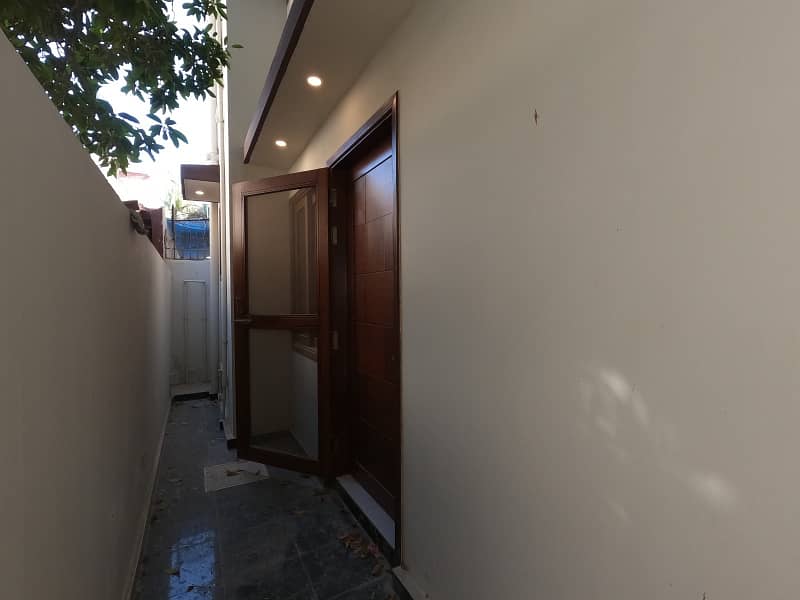 A Prime Location 300 Square Yards House In Karachi Is On The Market For sale 1