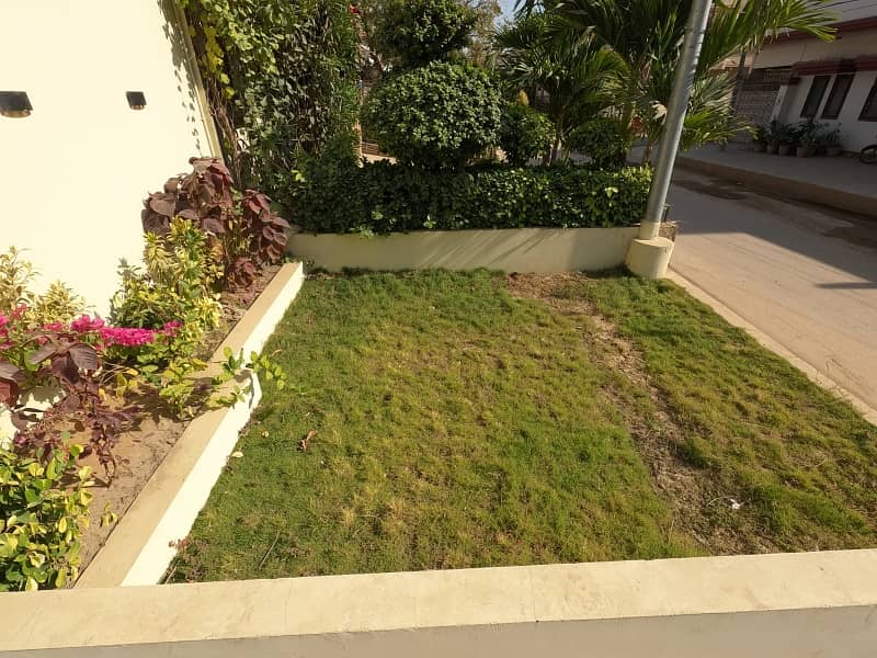 A Prime Location 300 Square Yards House In Karachi Is On The Market For sale 2