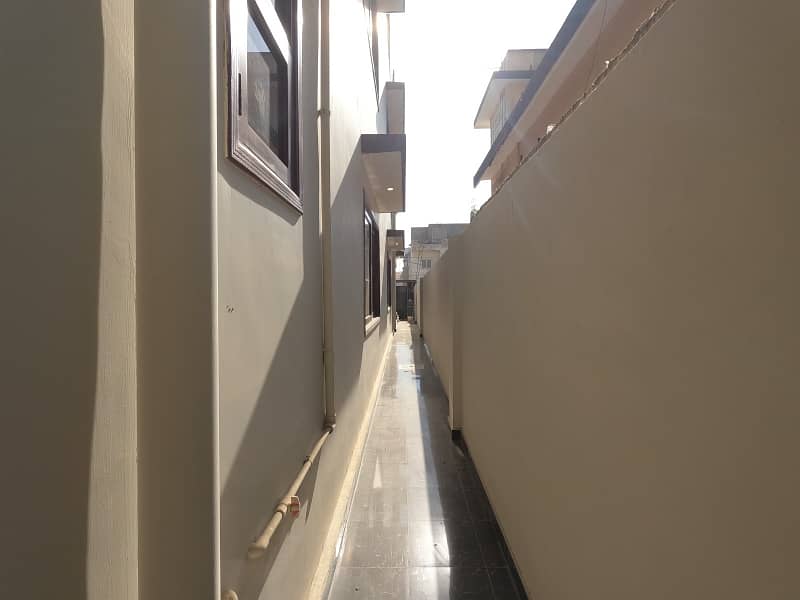 A Prime Location 300 Square Yards House In Karachi Is On The Market For sale 7