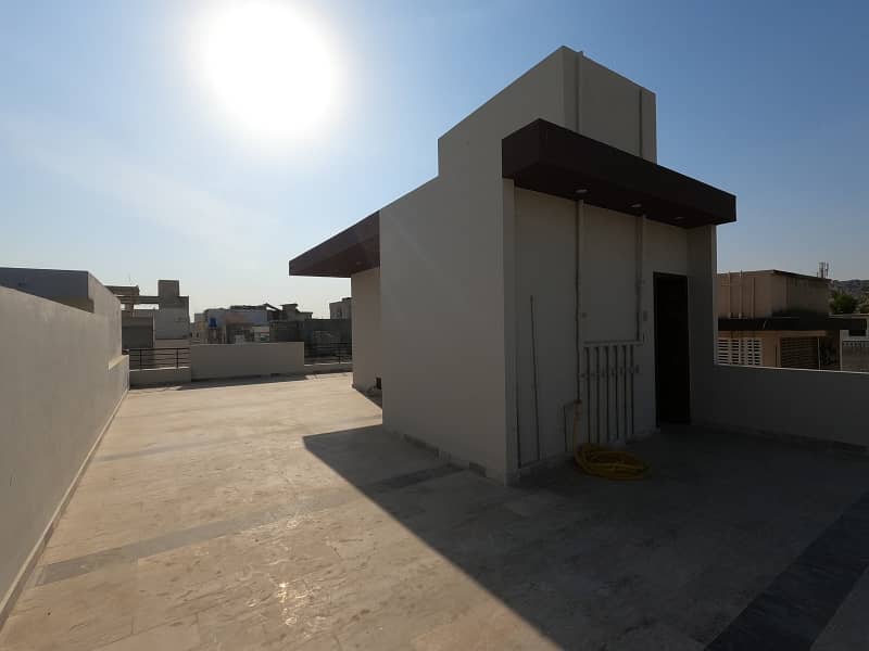 A Prime Location 300 Square Yards House In Karachi Is On The Market For sale 49