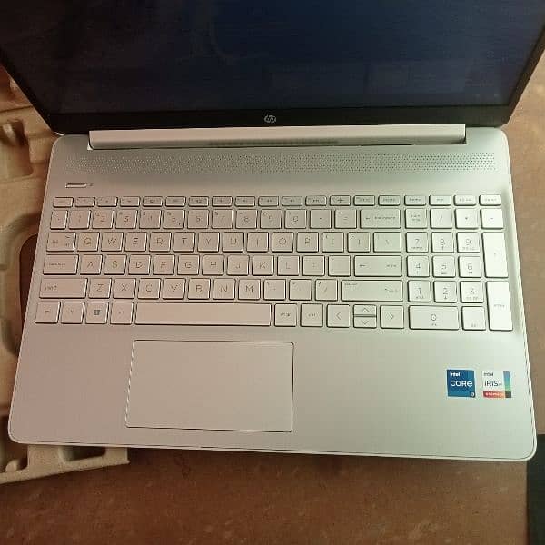 10/10 condition new laptop contact only whatapp03355533128 3