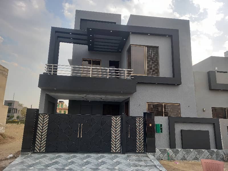 Prime Location House Of 8 Marla Available For sale In Bahria Nasheman - Zinia 0