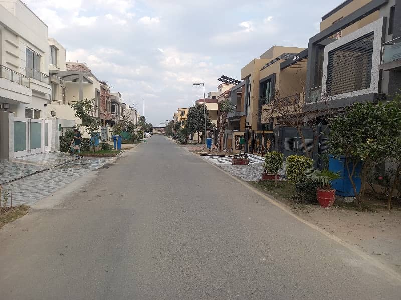 Prime Location House Of 8 Marla Available For sale In Bahria Nasheman - Zinia 2