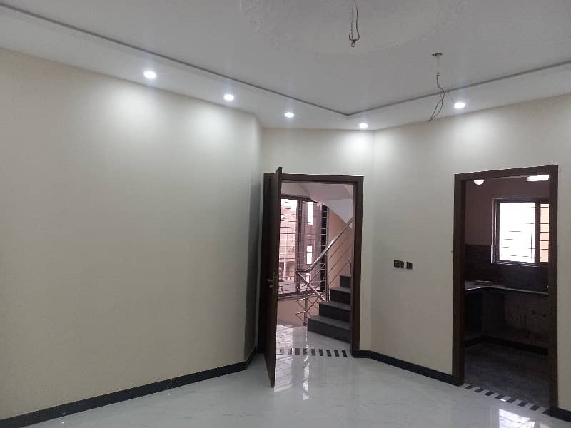 Prime Location House Of 8 Marla Available For sale In Bahria Nasheman - Zinia 24