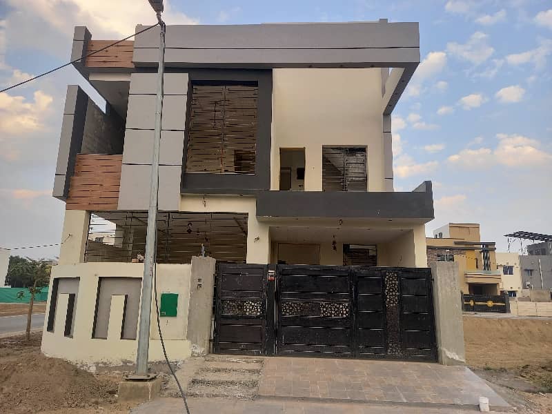 Get A Corner 5 Marla House For sale In Bahria Nasheman - Sunflower 0