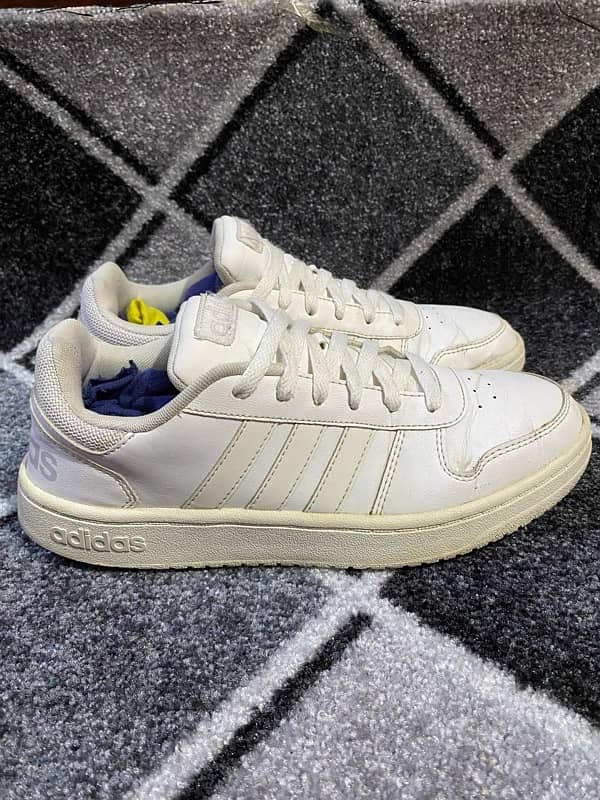 Adidas low white sneakers 3