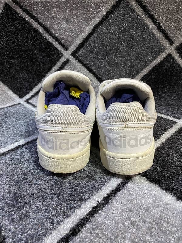 Adidas low white sneakers 4