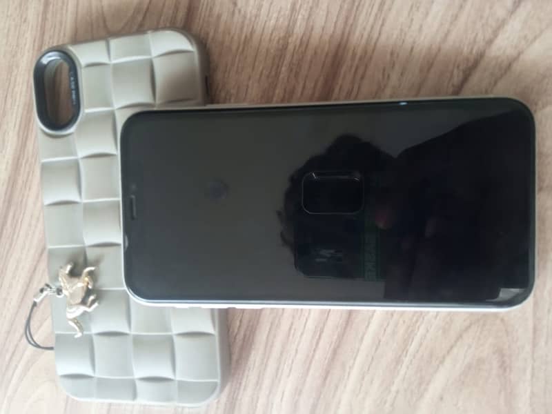 iphone xr 10/10 condition 0