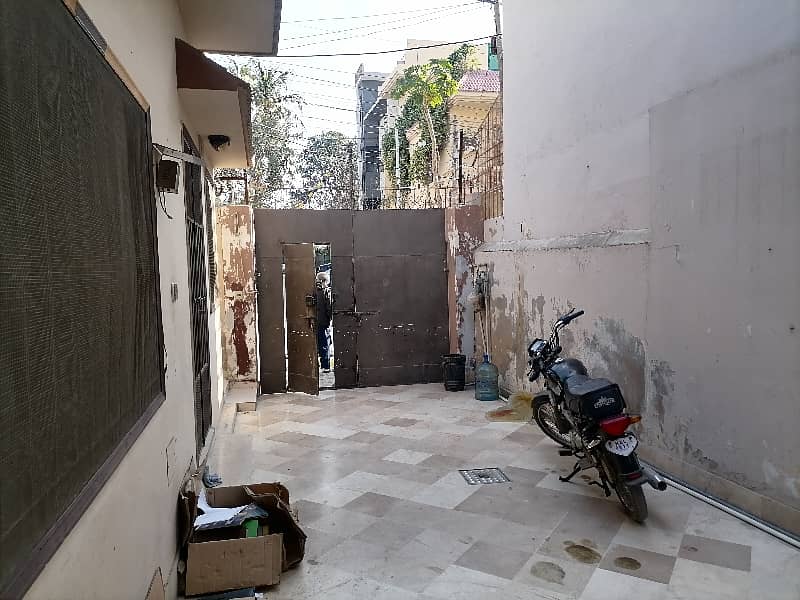 Single Storey 240 Square Yards House Available In Gulshan-E-Iqbal - Block 5 For Sale 15