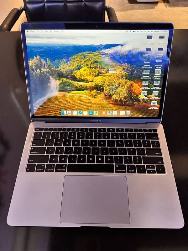 Macbook Air 2019 8/128 in good condition 0