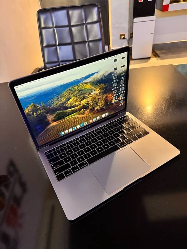 Macbook Air 2019 8/128 in good condition 1