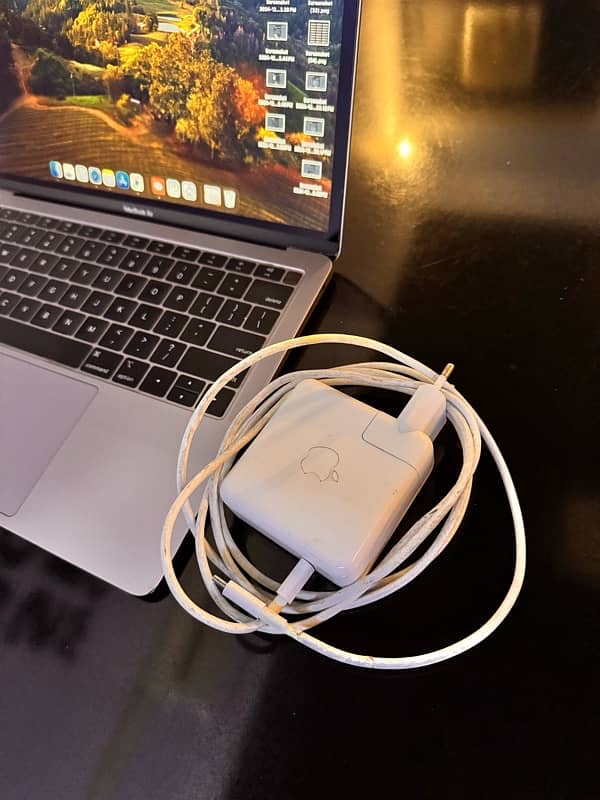 Macbook Air 2019 8/128 in good condition 6