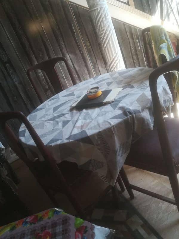 i am selling dinning table 0