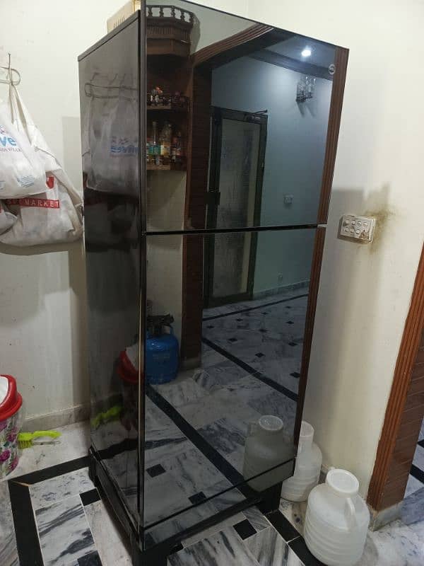 GLASS DOOR PEL REFRIGERATOR AVAILABLE FOR SALE IN EXCELLENT CONDITION 3