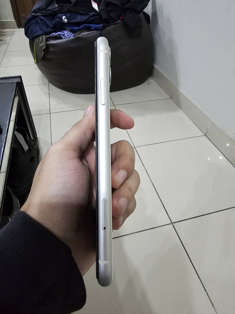 iPhone 11, Nonpta, condition 10/10. 4