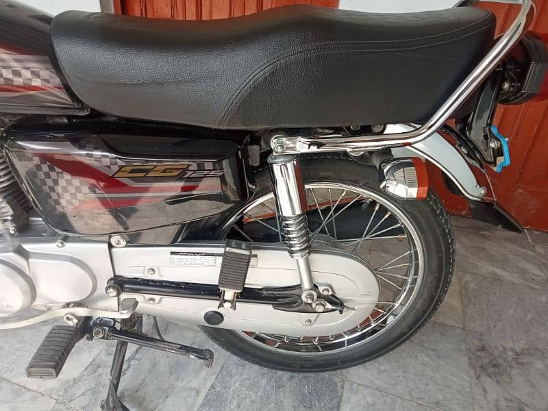 HONDA CG 125 LUSH and GENWAIN condition ma 2024 model . . . 3