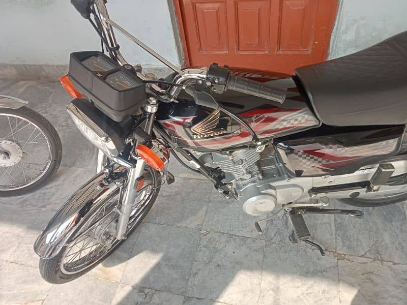 HONDA CG 125 LUSH and GENWAIN condition ma 2024 model . . . 4